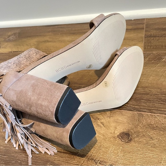 BCBGeneration Calizi Sandals Size 8.5M Suede Leather Block Heel Open Toe Fringe - Picture 10 of 10